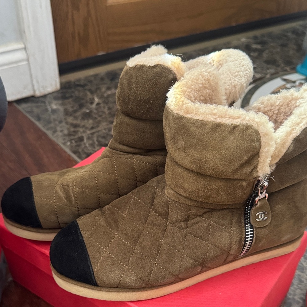 VINTAGE Chanel Quilted Shearling-Lined Suede Ankle Boots - green/Black SIZE 38